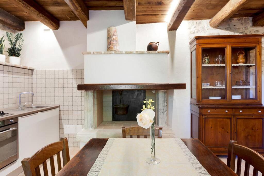 Authentic Villa Surrounded By Nature Терні Екстер'єр фото